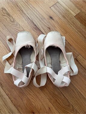 Suffolk Sheffield Pointe Shoes with Darning